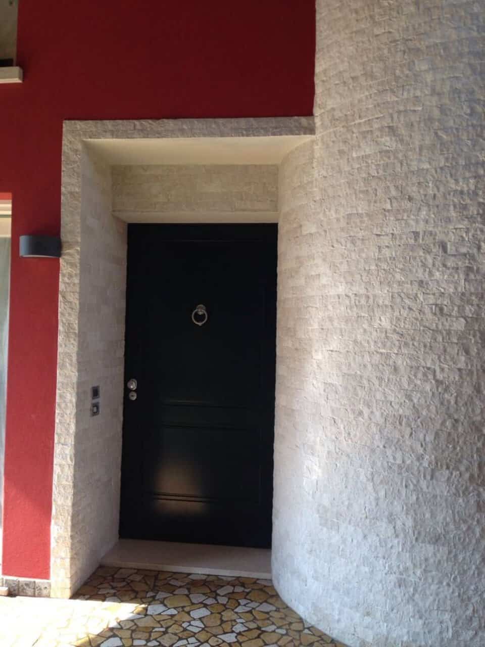 Porta in marmo nero con finiture eleganti.