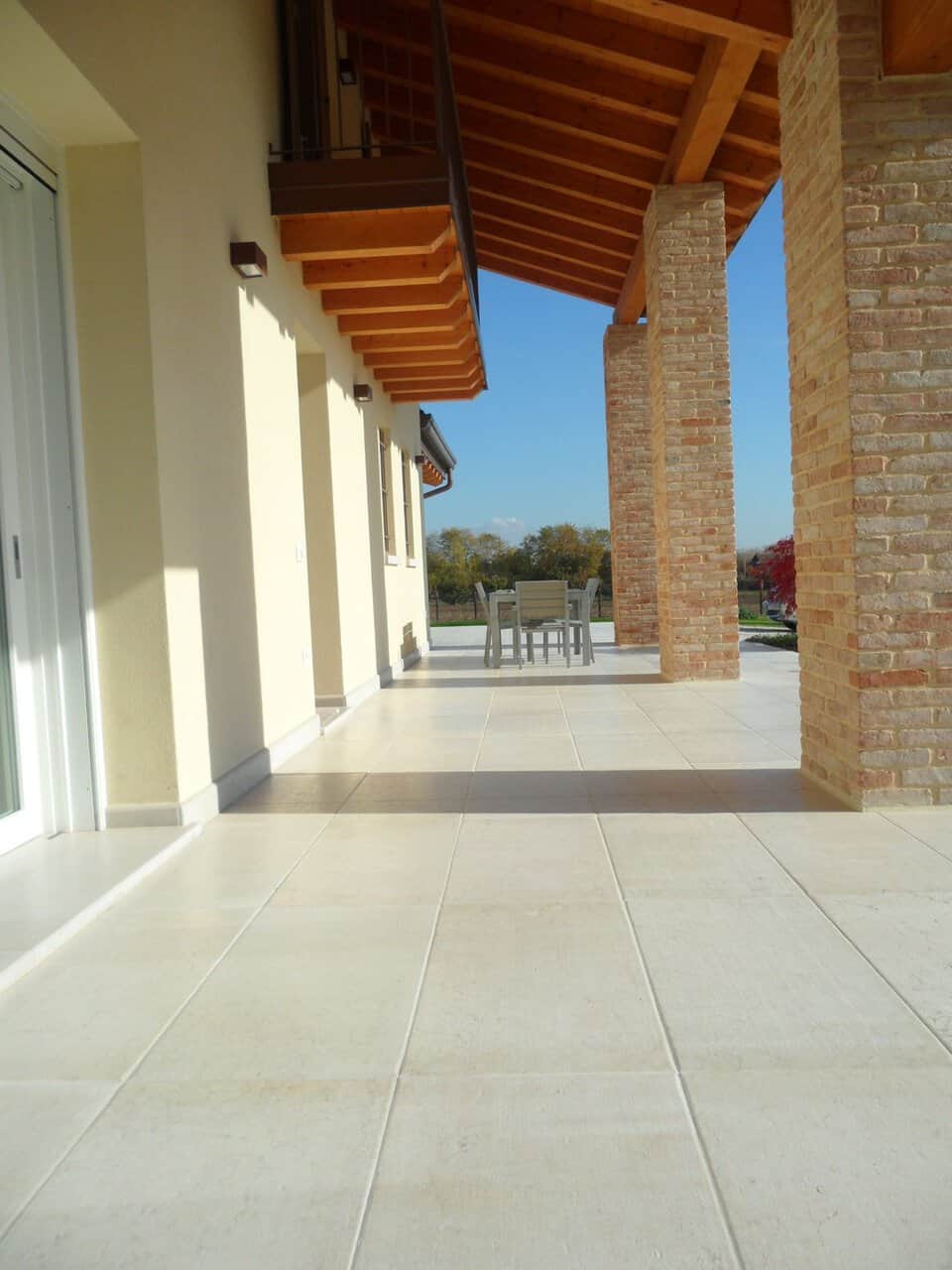 Pavimento in pietra naturale per esterni, ideale per terrazzi e portici.